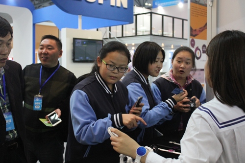 我校團委組織學生參觀國際醫藥博覽會 我校團委組織學生參觀國際醫藥博覽會