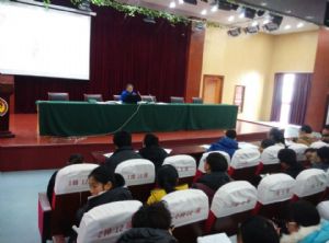 我校團委召開團員及入團積極分子團課培訓 我校團委召開團員及入團積極分子團課培訓