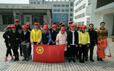 實中學子弘揚雷鋒精神?義務清理公交站臺 實中學子弘揚雷鋒精神?義務清理公交站臺