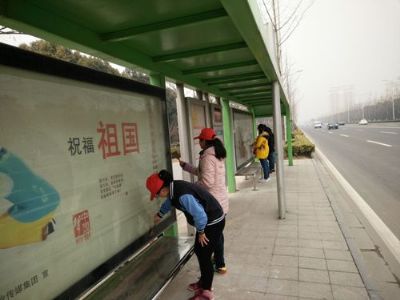 實中學子弘揚雷鋒精神?義務清理公交站臺 實中學子弘揚雷鋒精神?義務清理公交站臺