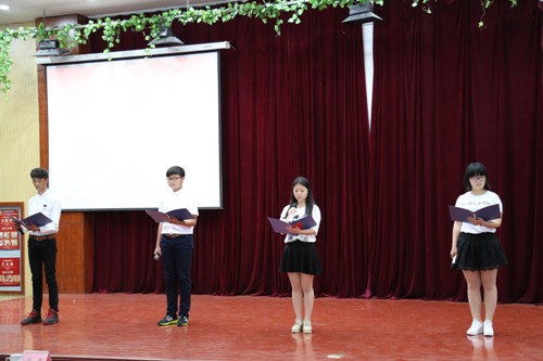 “邁好青春第一步”——泰州實驗中學入團儀式圓滿舉行 “邁好青春第一步”——泰州實驗中學入團儀式圓滿舉行